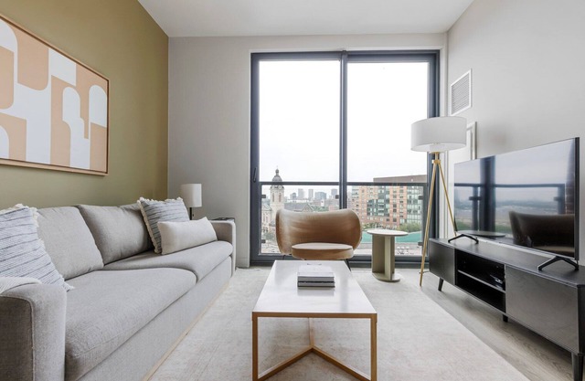 Luxe River West 3BR w/Pool, Gym, Pet Area, A/C & Rooftop, by Blueground