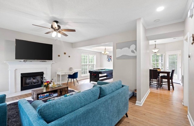 Luxe Sleek 4BR Paradise Near Uptown w/Games & Grill