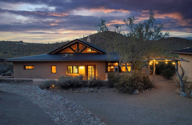 Luxe straw bale home on 3+ acres, 20 min to dntwn!