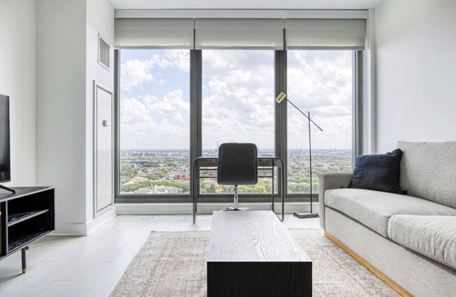 Luxe West Loop Studio w/Gym, Pool, Coworking, walk to UIC, by Blueground