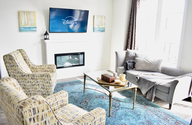 Luxirous 4 bedroom house plus office room in heart of Oakville
