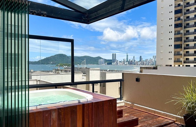 Luxo à Beira-mar: 4 Suítes, Jacuzzi e Sofisticação na Av. Atlântica