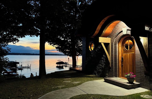 LUXUIRIOUS WATERFRONT CABIN ON OWASCO LAKE
