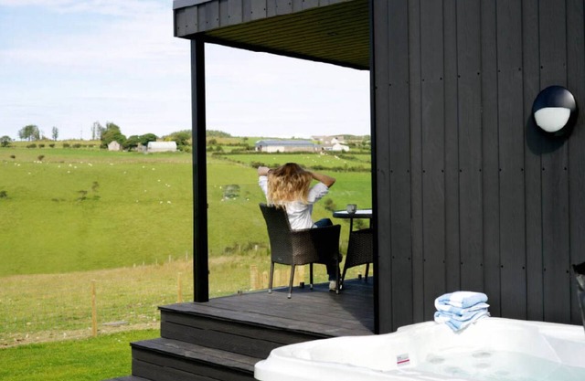 Luxury Private Couples Glamping Cabin Pod with your own Hot Tub & BBQ