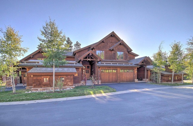 LUXURIOUS 1,400 SQFT TOWN HOME, SKI-IN, WALK TO GONDOLA AND MAIN ST BRECKENRIDGE
