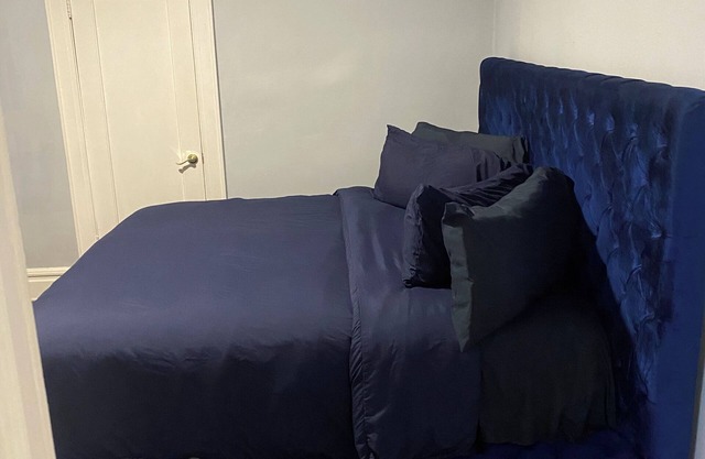 Luxurious 1-bedroom apartment in charming East Orange apartment with AC, WiFi….