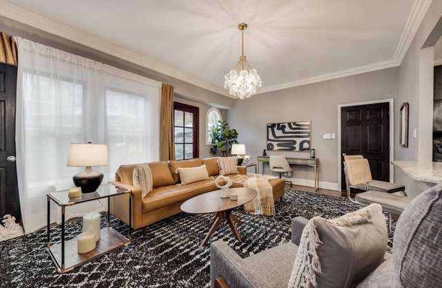 Luxurious 1BR/1BA condo in Dallas’s prestigious Swiss Avenue district, blending historic charm with modern amenities for an unforgettable stay.