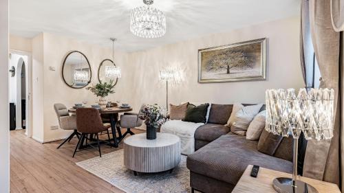 Luxurious 2-Bed Home Near NEC, BHX Airport & JLR Ideal for Contractors or Lesiure Stays