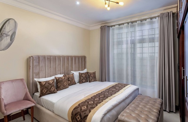 Luxurious 2 Bedroom Apartment stone throw away from shopping mall & Airport