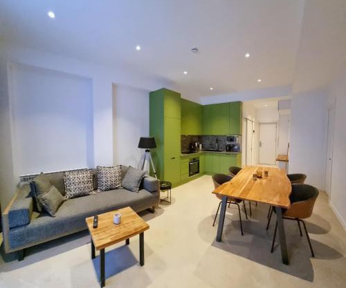 Luxurious 2BR apartment with mountain/piste view, close to main Gondola