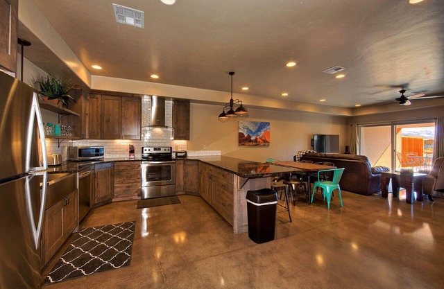 Luxurious 3 bedroom, 2 bathroom townhome. Sleeps 7, panormic views of red rocks.