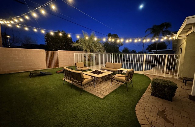 Luxurious 3 Bedroom Home w Heated Pool, BBQ & Firepit