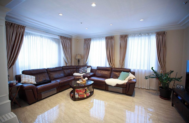 Luxurious 3BR House w/Balcony, Garden in Sunset Vancouver