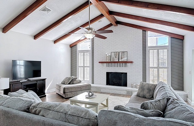 Luxurious 4 Bedroom Home on Taxiway in Spruce Creek Fly-in, 6 miles to beach!