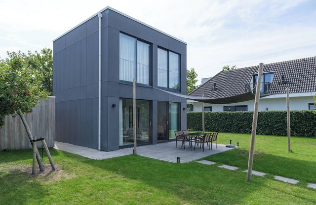 Luxurious 4-person house on the water with modern kitchen, direct access to the water and comfortable furnishings. Perfect for rest and relaxation!