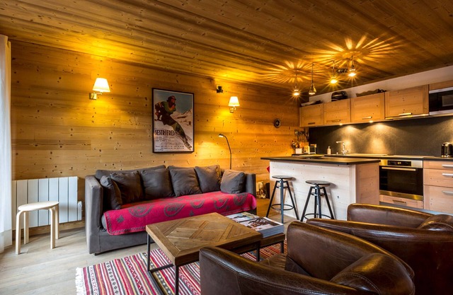 Luxurious 4-Room Apartment with South-Facing Balcony in Central Val-d'Isère