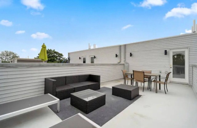 LUXURIOUS 4BR/2.5Br+ROOFDECK+SLEEPS 8+