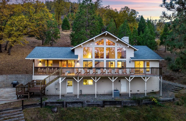 Luxurious 5 King Beds w/Fireplace, Views, GameRm, and EV Charger near Yosemite