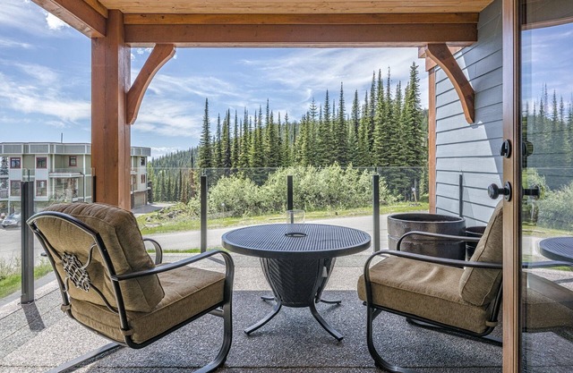 Luxurious Ridge Duplex Chalet - 3 floors of living space, BBQ, laundry, garage