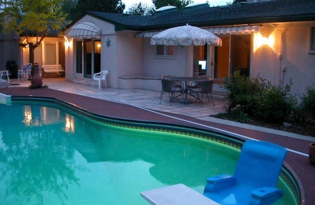 Luxurious Caribbean like home- famliy freindly with a pool & hot tub