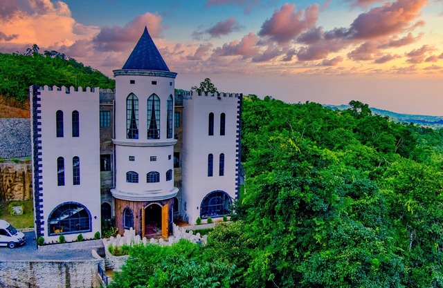 Luxurious Castle; Ocean Views & Waterfalls! Complimentary Onsite Driver and Chef