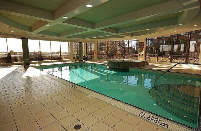 Luxurious Comfy SQ1 Escape | 1BR+Den, Sleeps 4