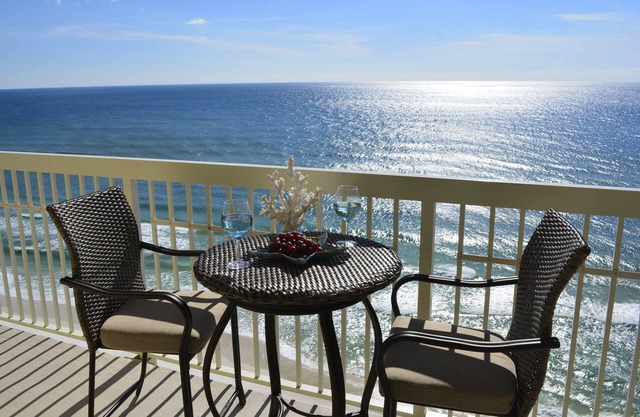 Luxurious Condo 3 King Beds Sleeps up to 8 + Free Beach Service + Beach Front!