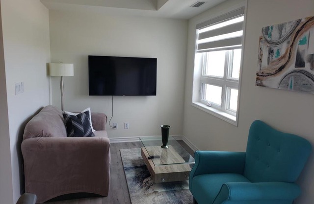Luxurious Condo Apartment 2BRs-1BAs-1Office with free parking