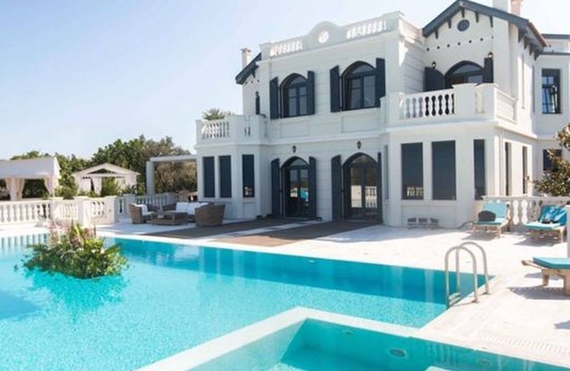 LUXURIOUS ESTATE WITH PRIVATE POOL