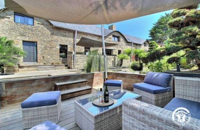 Luxurious farmhouse with heated swimming pool May-September, close to the sea and Vannes