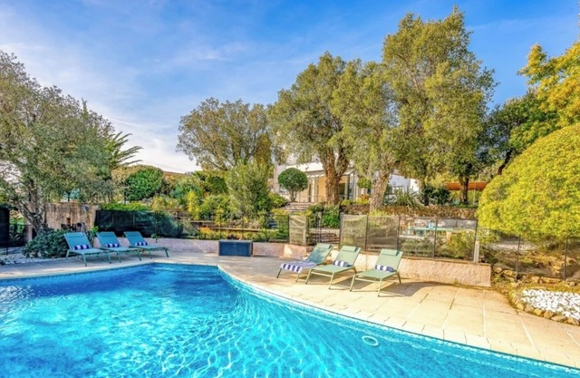Luxurious villa, heated pool, beach and groceries at walking distance.