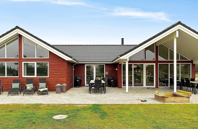 Luxurious Holiday Home in Grenå with Whirlpool
