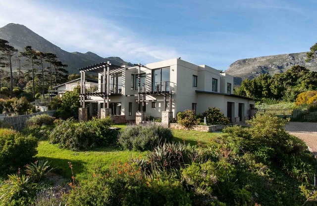 Luxurious holiday house with stunning sea views at the foot of Chapman's Peak