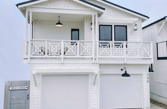 Luxurious Home! Hot Tub! 2 min walk to Beach!