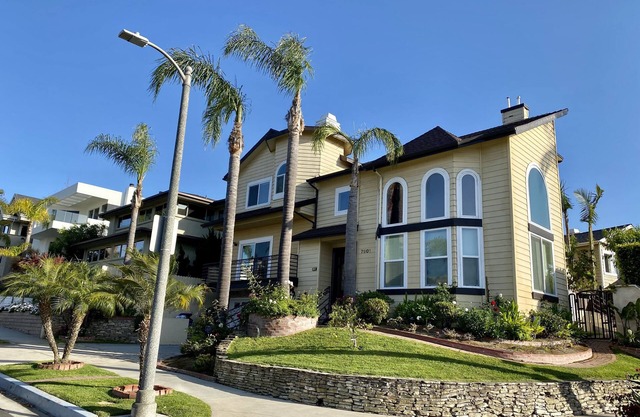Luxurious Large Home - 5 min from beach w/free parking