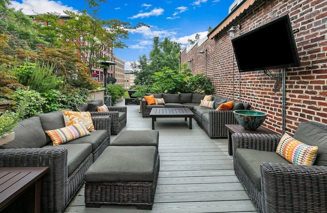 Luxurious Loft Overlooking Market Square!