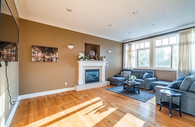 Luxurious Mansion With Gym & HotTub - Central West Vancouver