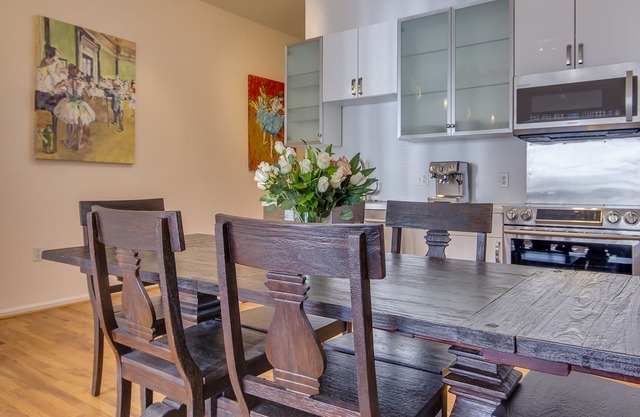 LUXURIOUS MODERN CAPITOL HILL HOUSE OF ARTS