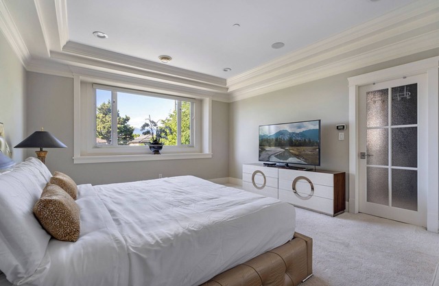 Luxurious Multi-Family Home 10 Mins to Downtown, Kits Beach and Granville Island
