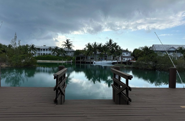 Luxurious 'Old Fort Bay' Large SINGLE LEVEL with 4 bedrooms each with an ensuite