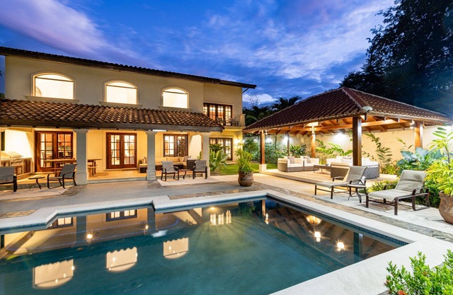 Luxurious Private Home Sleeps 12 - Walking to Beach!