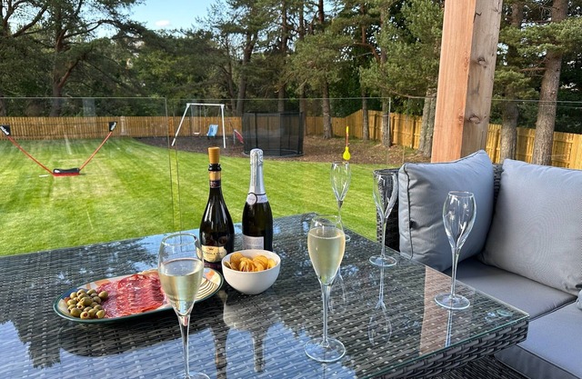 Luxurious, spacious 4 bed lodge in Carrbridge with large private garden-sleeps 8