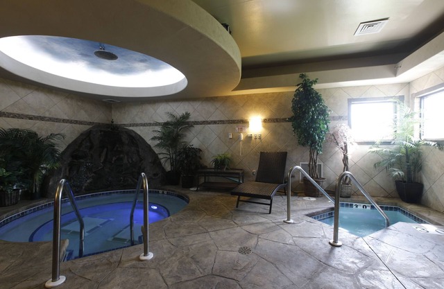 Luxurious Stay Spa Retreat - Private Hot+Cold Tubs, Steam Suite, Spa Services