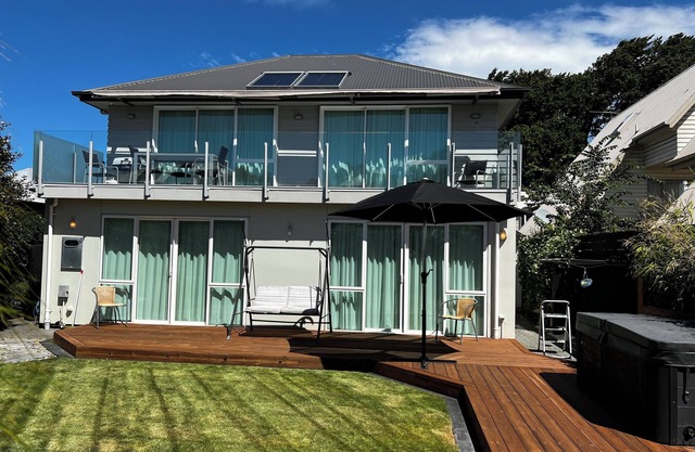 Luxurious tranquil getaway, romantic garden, led lighting and spa.