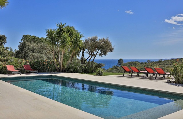 Luxurious Villa, large pool, splendid sea view, 5min walk to the beach