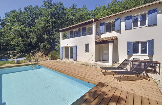 Luxurious Villa near Lake Saint-Cassien: 5BR, Private Pool, Golf, Vineyard, Forest, Scenic Views