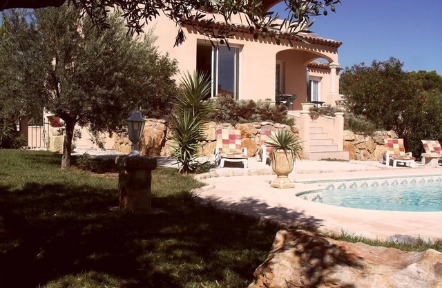 Luxurious Villa on Golf Course with Private Pool, Garden, Free WIFI Béziers,