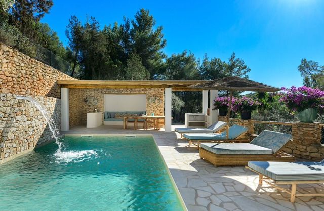 Luxurious villa with swimming pool