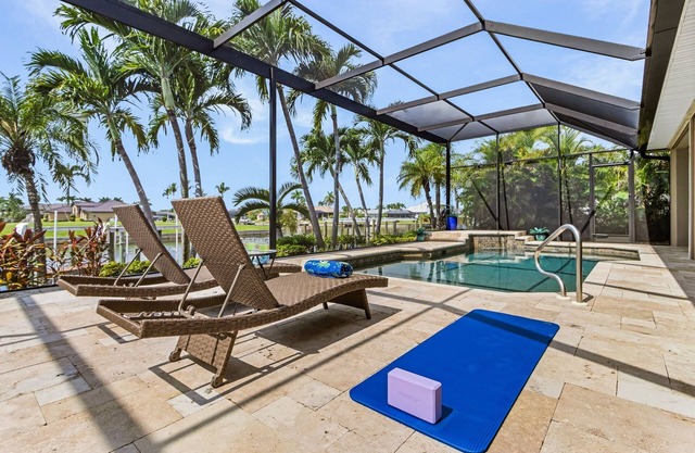 Luxurious Waterfront Retreat, Ideal Sunrise and Sunset Views!- Coral Sunset Villa - Roelens