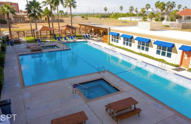 Luxury 1 bedroom * Walk to Beach * Pool
